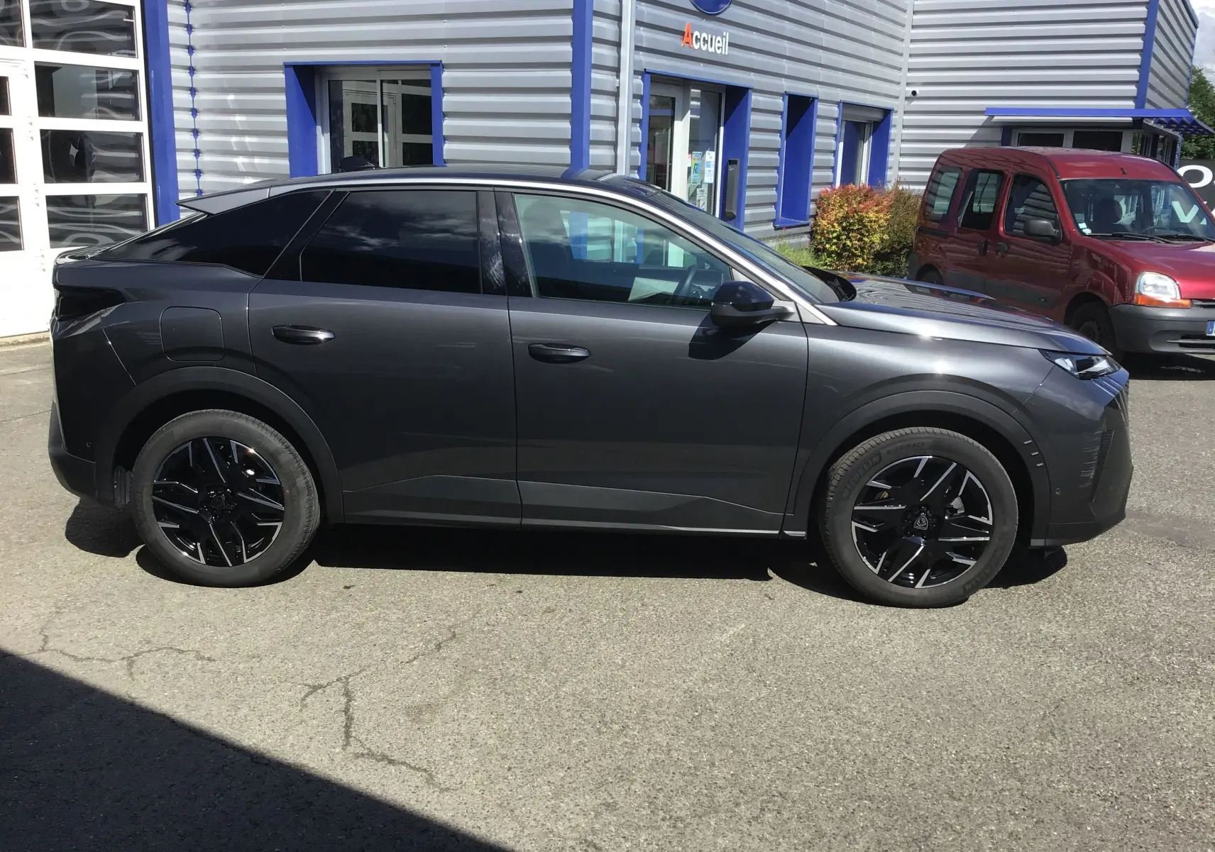 Peugeot 3008 gris titane vue de profil côté gauche, avec jantes noires et toit noir contrastant.