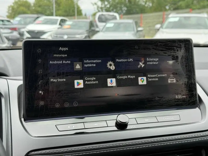 Écran tactile central du tableau de bord du Nissan Qashqai gris Argile, affichant les applications connectées.