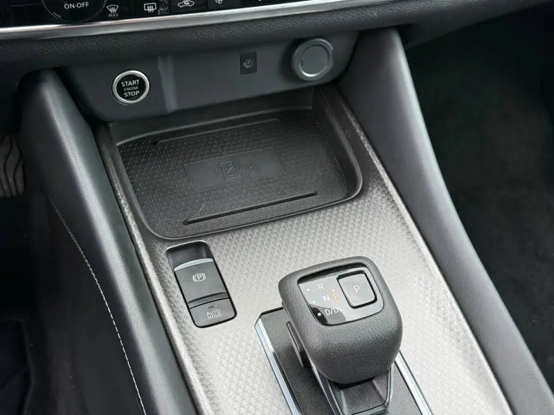 Gros plan sur la console centrale du Nissan Qashqai 2025, montrant le levier de vitesses automatique et le bouton Start/Stop.