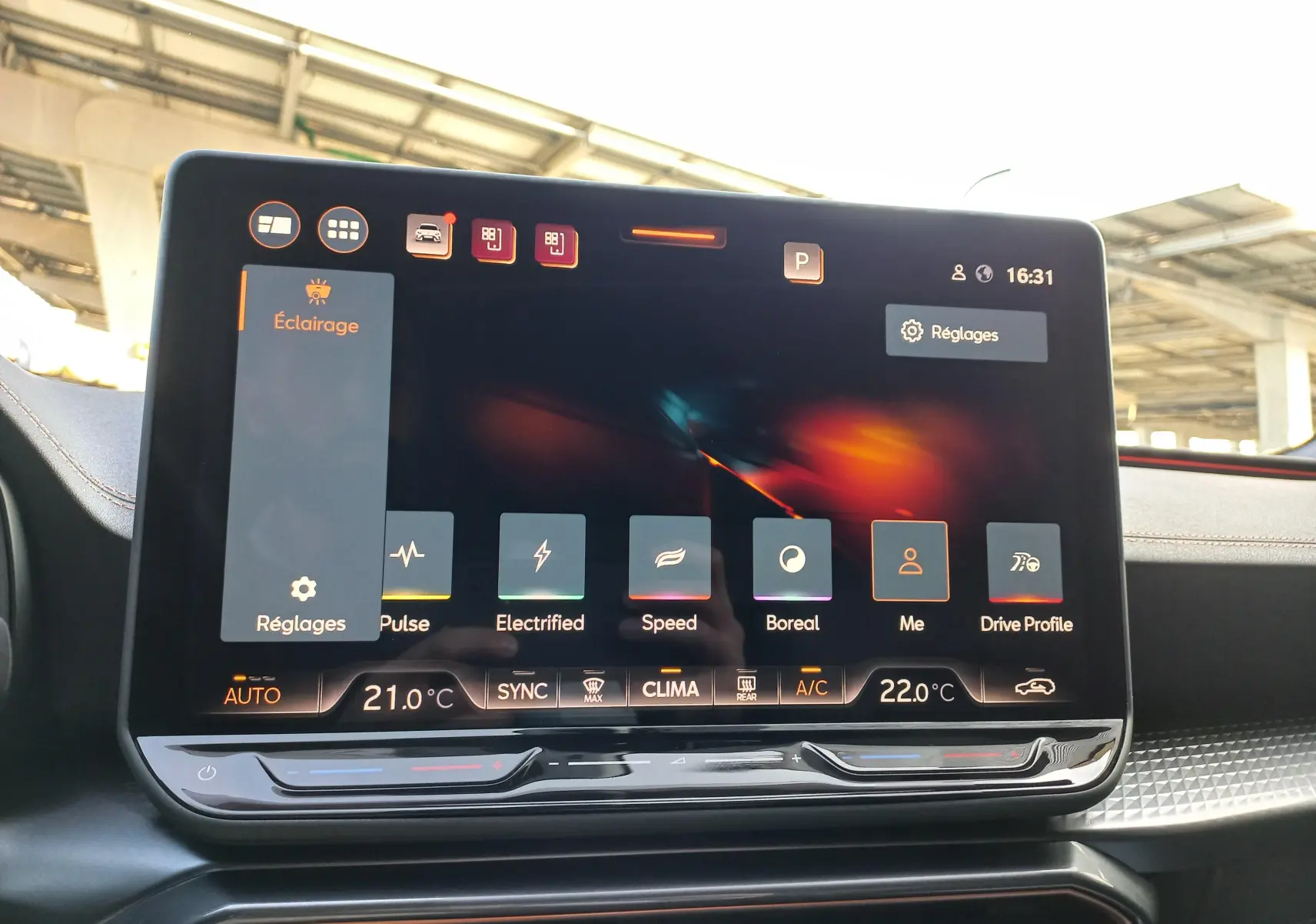 Écran tactile central du tableau de bord du CUPRA Leon 2025 affichant les réglages de climatisation et profils de conduite.