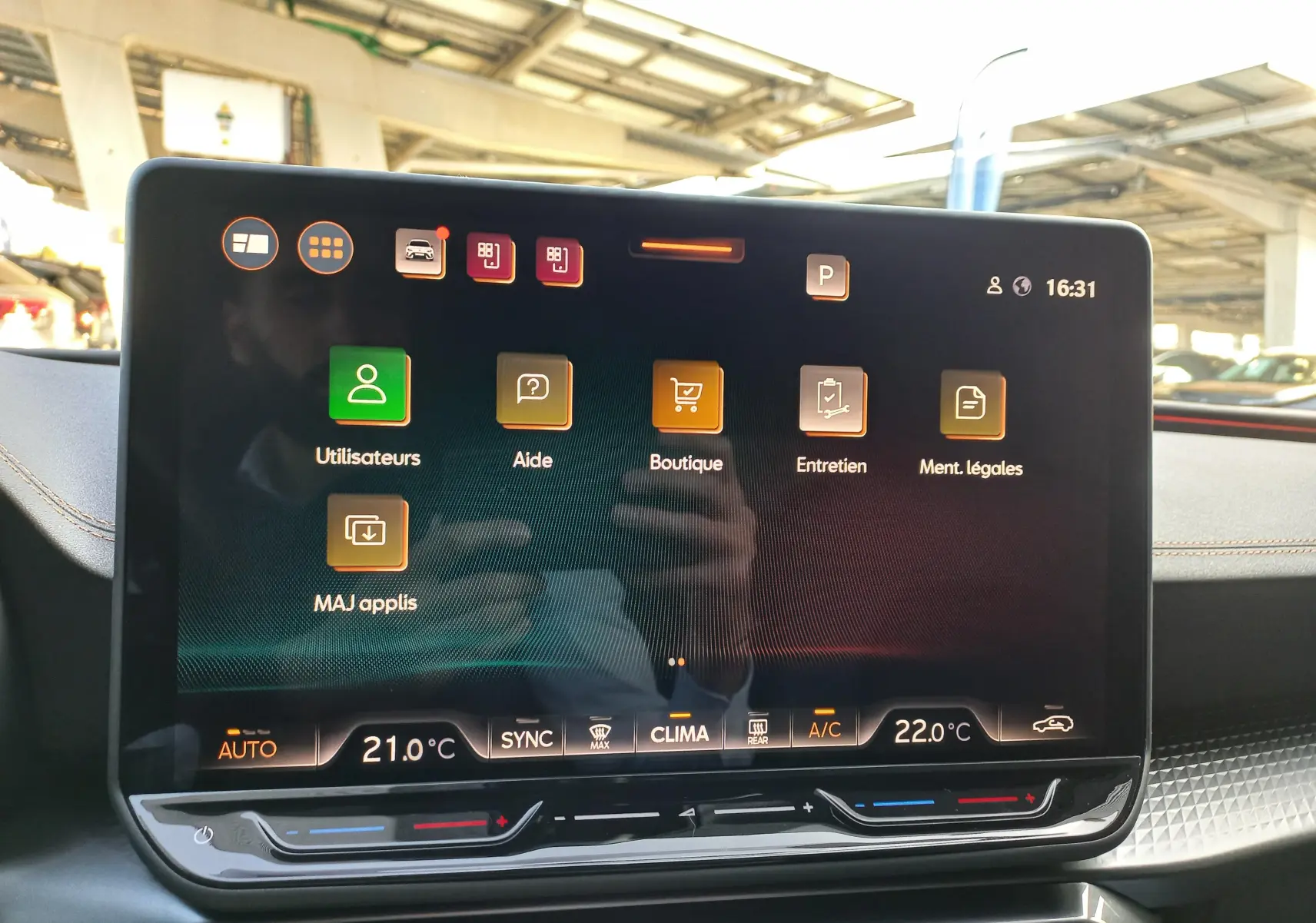 Écran tactile central du tableau de bord de la CUPRA Leon 2025, affichant les menus d'aide et maintenance.
