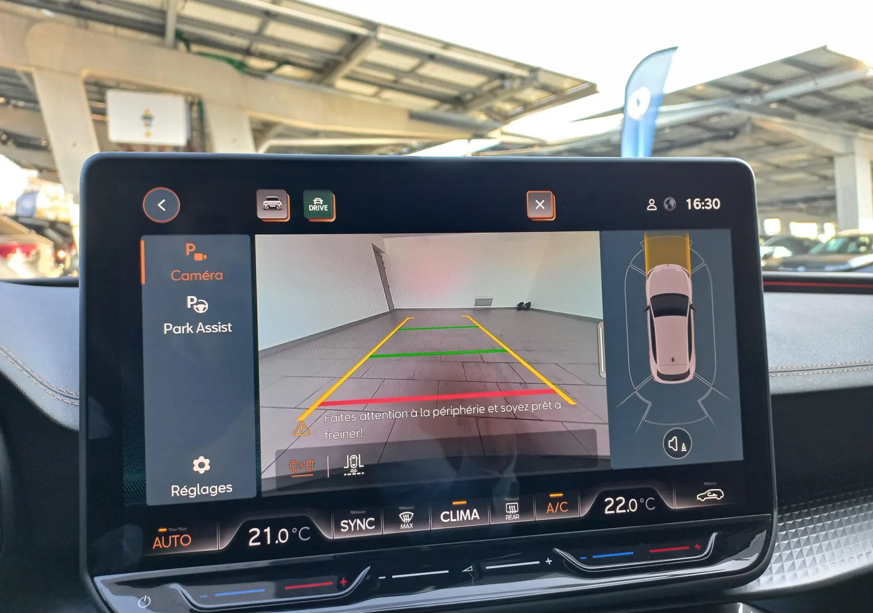 Écran central du CUPRA Leon 2025 montrant la caméra de recul et l'assistance au stationnement en intérieur.