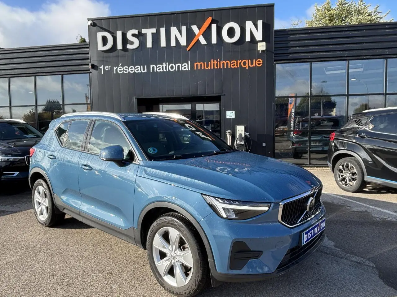 Volvo XC40 Fjord Blue en 3/4 avant droit, avec jantes alliage 18 pouces et calandre distinctive.