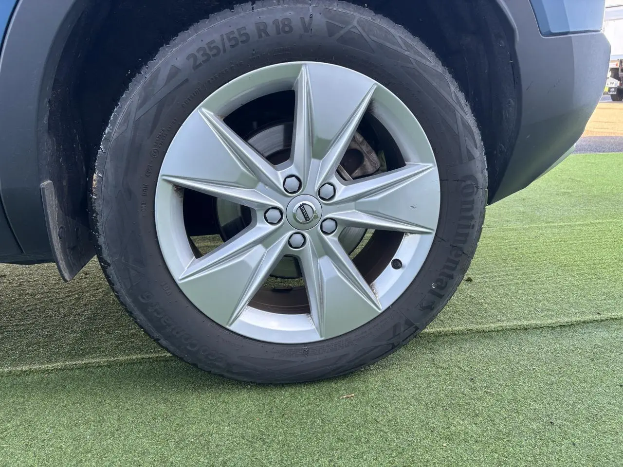 Gros plan sur la jante alliage 18 pouces argentée du Volvo XC40 Fjord Blue côté arrière droit.
