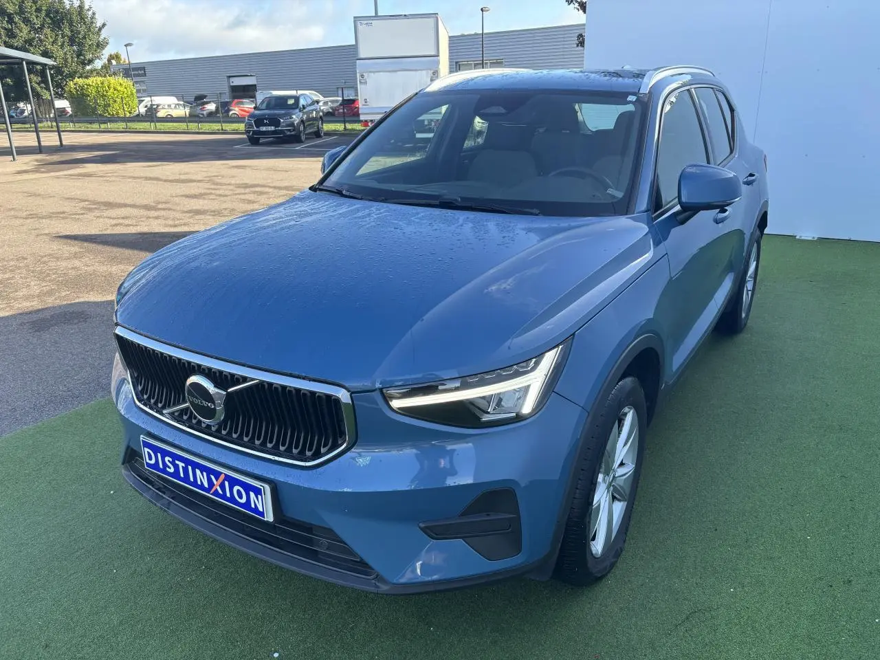 Vue 3/4 avant droite d'un Volvo XC40 Fjord Blue Metal avec calandre noire et jantes alliage 18 pouces.