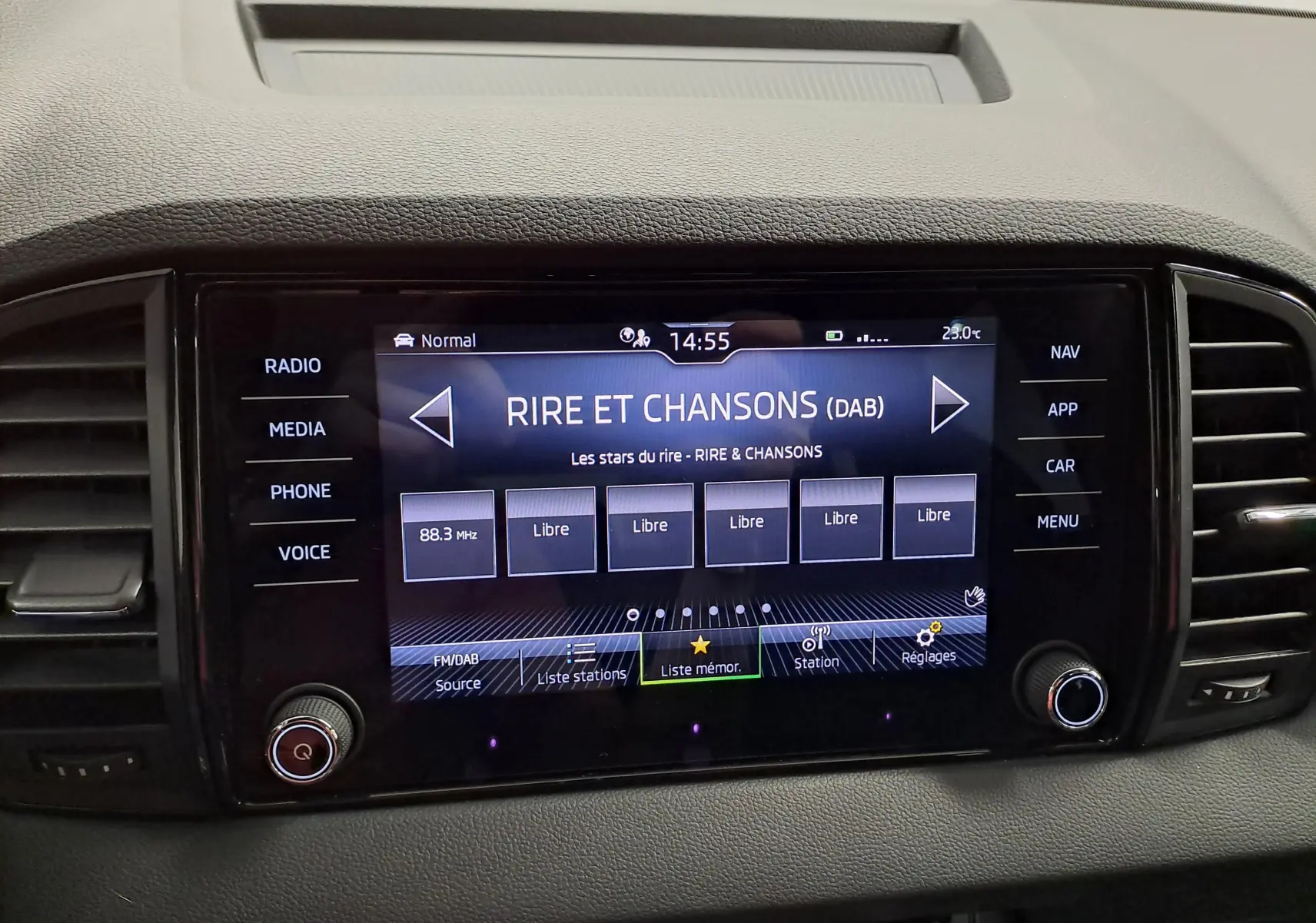 Écran tactile central du Skoda Karoq 2.0 TDI 150 DSG7 Sportline affichant la radio DAB, intérieur noir.
