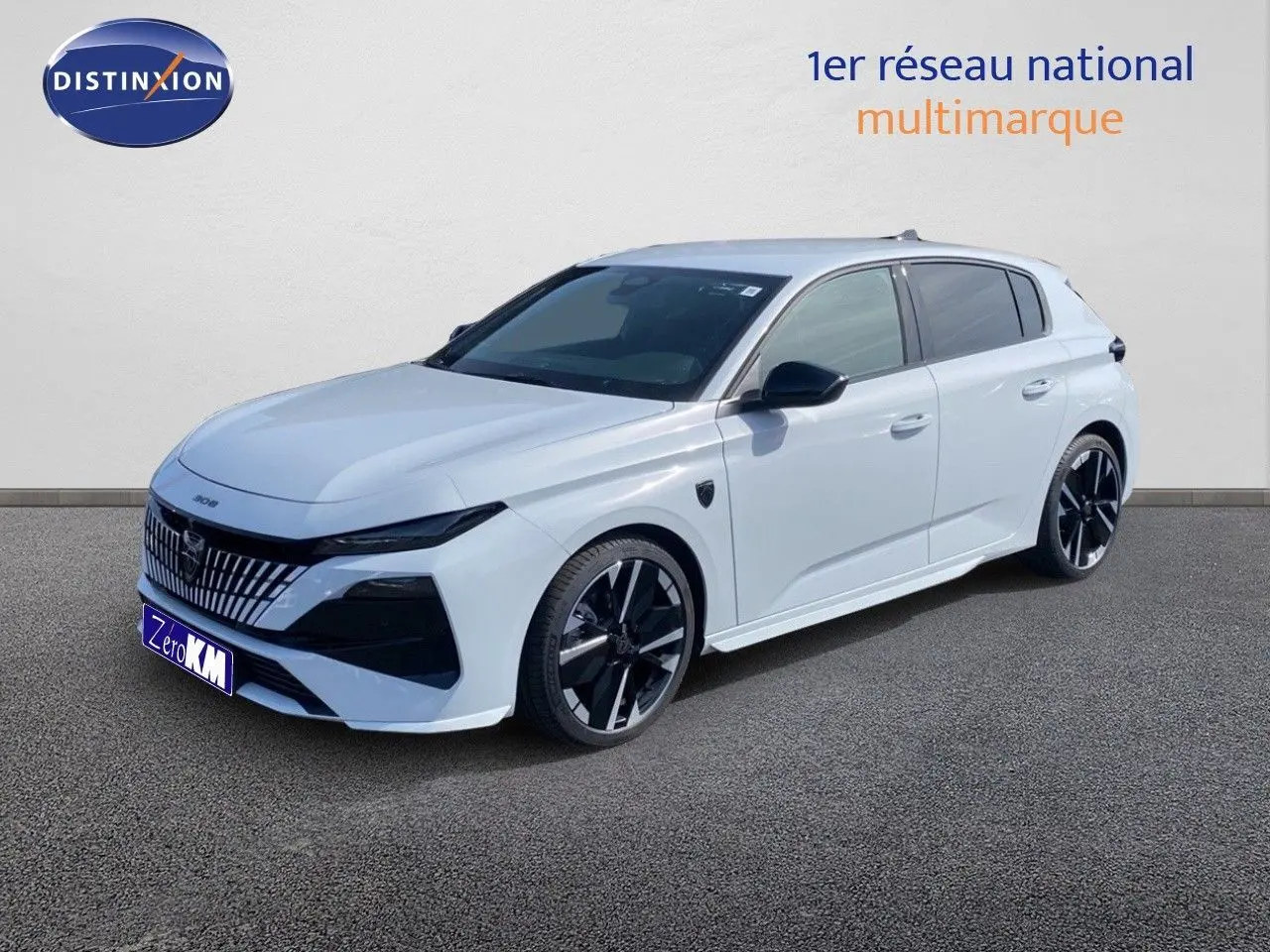 Peugeot 308 Hybrid 145ch GT blanc Okenite métal en 3/4 avant droit avec jantes noires et calandre distinctive.