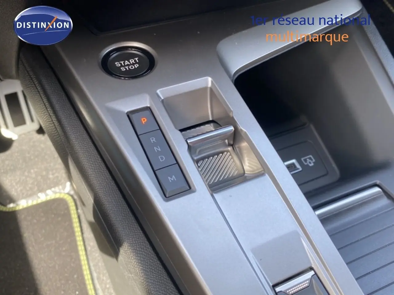 Vue rapprochée de la console centrale du Peugeot 308 Hybrid 2026, avec bouton start/stop et sélecteur de boîte auto.