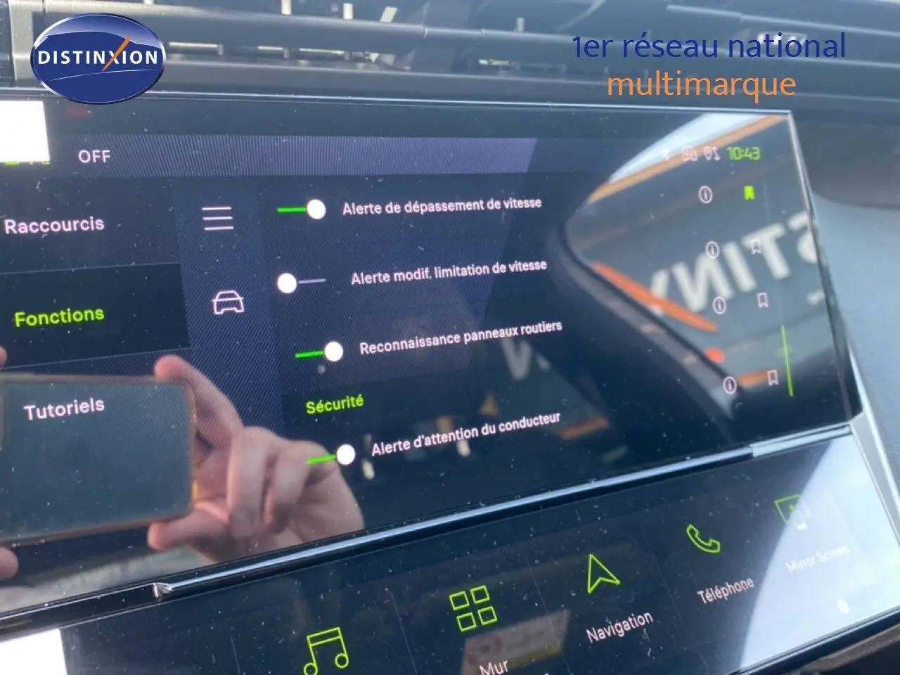 Écran tactile intérieur de la Peugeot 308 Hybrid 145ch GT 2026 affichant les alertes de sécurité et options connectées.