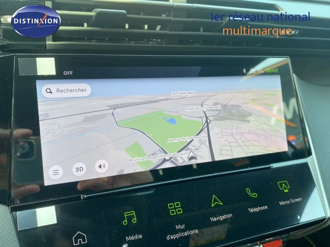 Écran tactile central de la Peugeot 308 Hybrid 145ch GT 2026 montrant la navigation GPS en intérieur noir.