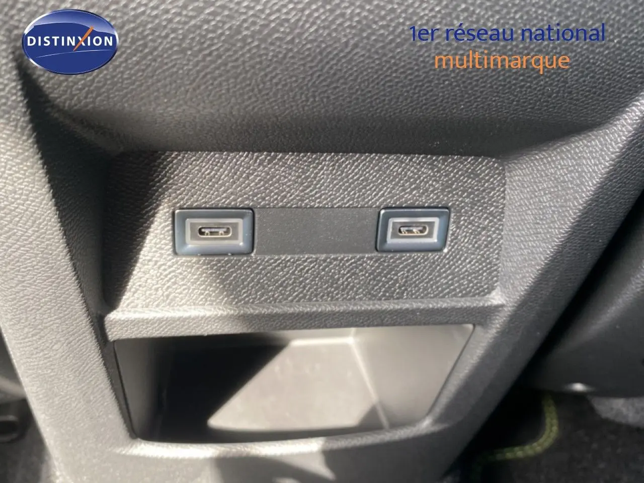 Gros plan sur deux ports USB-C intégrés dans la console centrale noire du Peugeot 308 Hybrid 145ch GT 2026.
