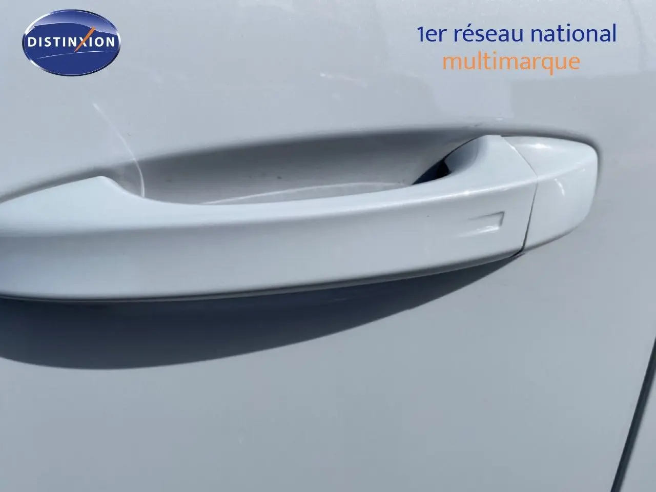 Poignée de porte blanche Okenite Metal en gros plan sur une Peugeot 308 Hybrid 145ch GT 2026.