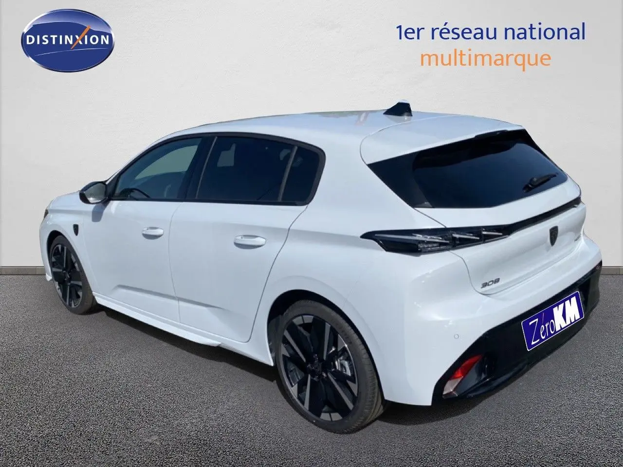 Peugeot 308 Hybrid blanc Okenite métal vue 3/4 arrière côté gauche avec jantes noires et vitres teintées.