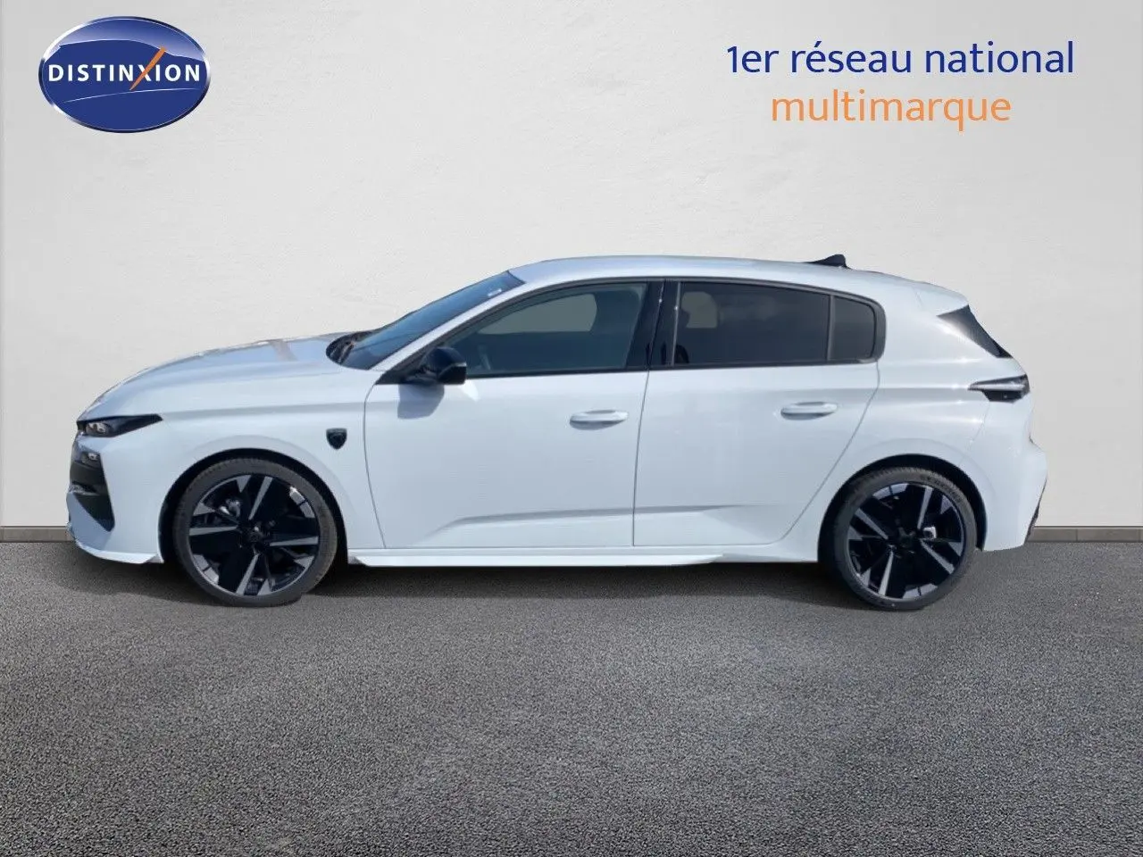 Profil côté gauche d’une Peugeot 308 Hybrid 145ch GT blanche Okenite Metal avec jantes noires bicolores.