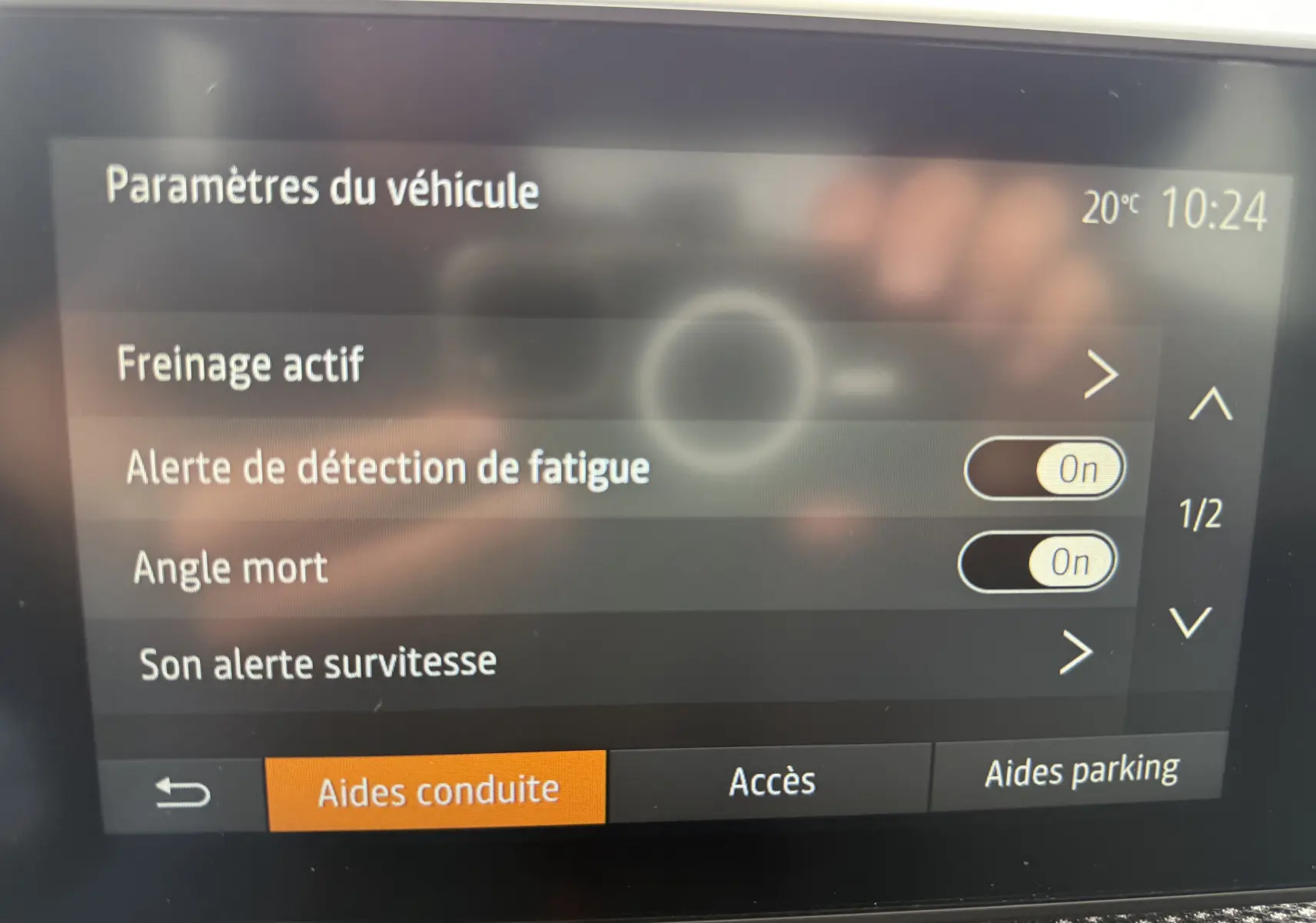 Écran central de la Dacia Sandero Stepway bleu Iron montrant les paramètres d’aides à la conduite activés.