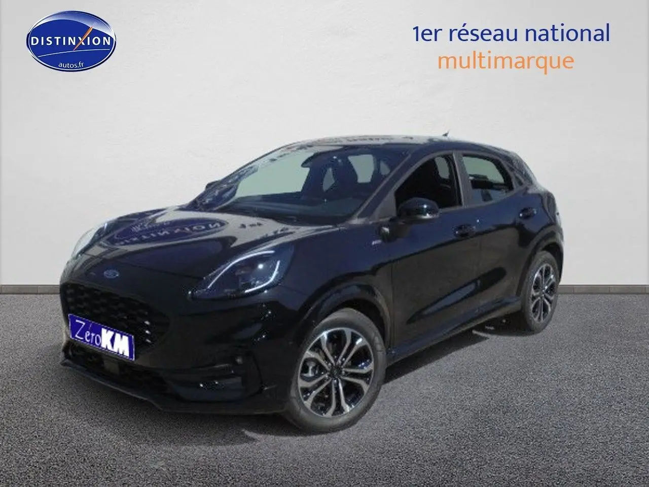Ford Puma noir agate métal en vue 3/4 avant droit, mettant en valeur ses jantes alliage et ses phares LED.