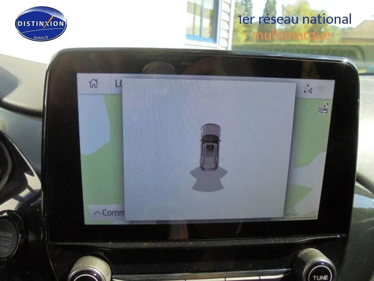 Écran tactile intérieur montrant la vue de dessus du Ford Puma noir Agate Metal avec système de navigation actif.