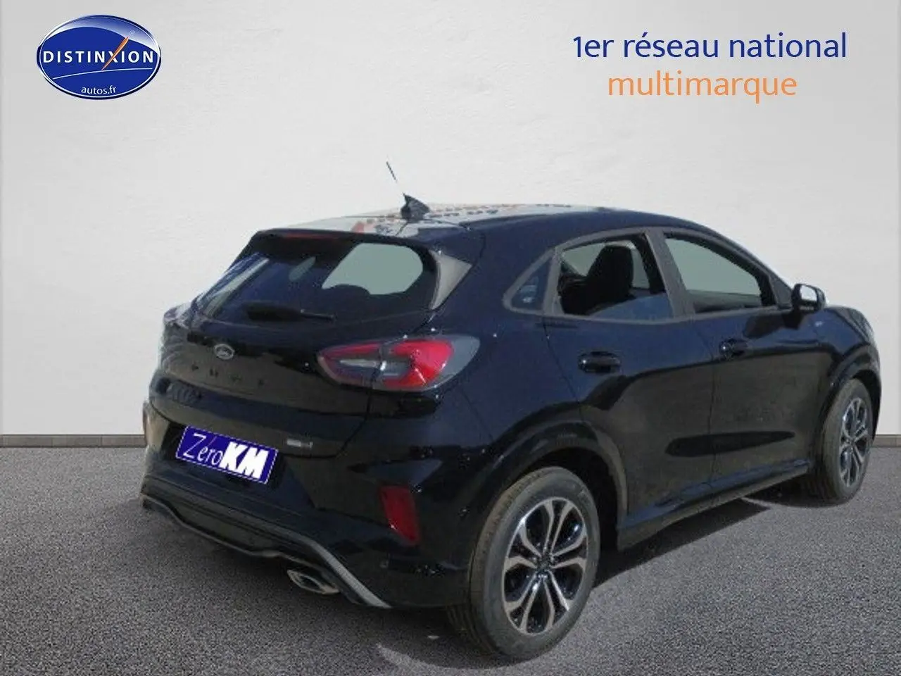 Vue 3/4 arrière droite d'un Ford Puma noir Agate Metal 2022 avec jantes alliage et feux arrière LED.
