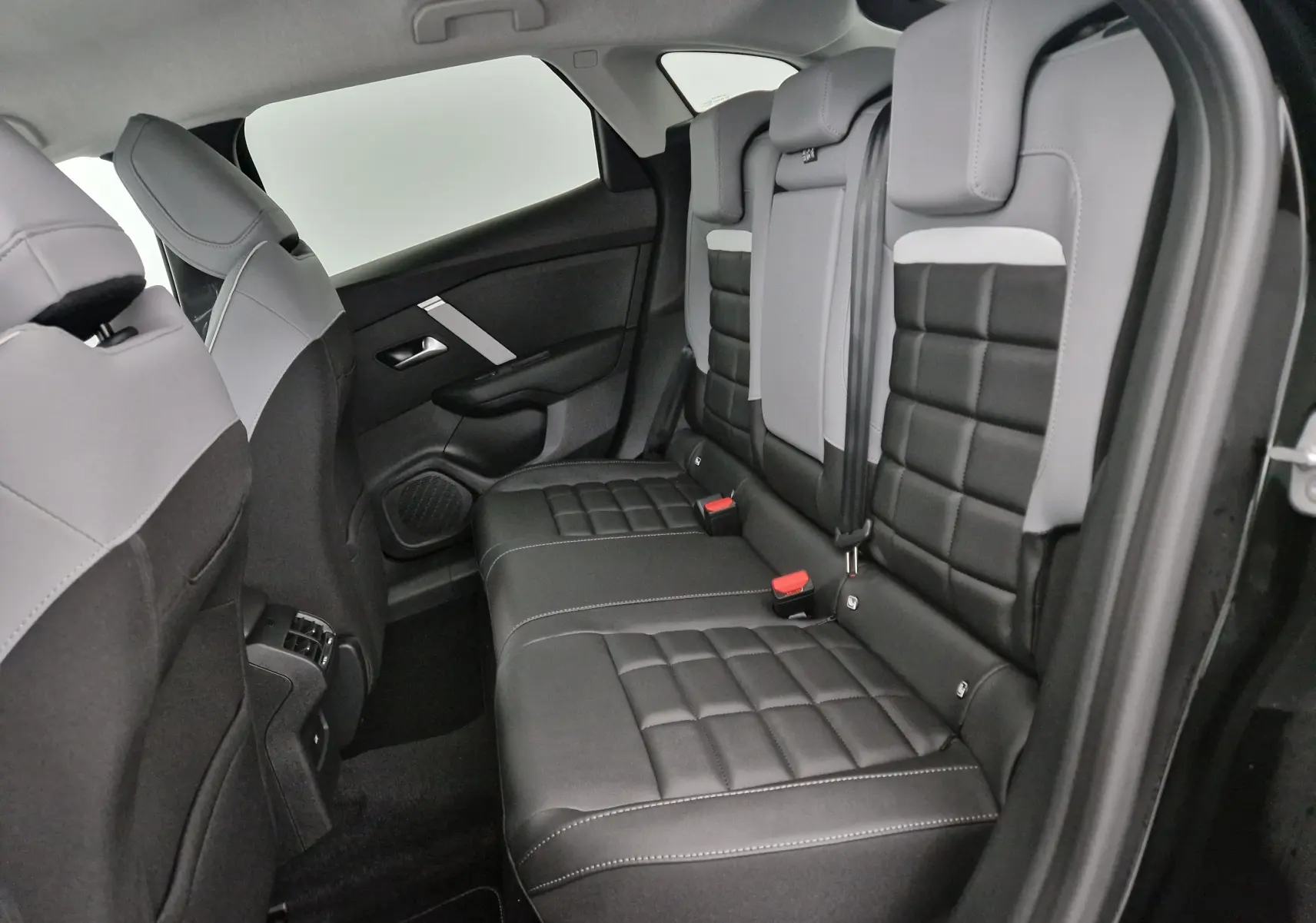 Vue intérieure côté droit des sièges arrière en cuir noir et gris de la Citroën C4 1.2 HYBRID 136 e-DSC6 MAX 2025.