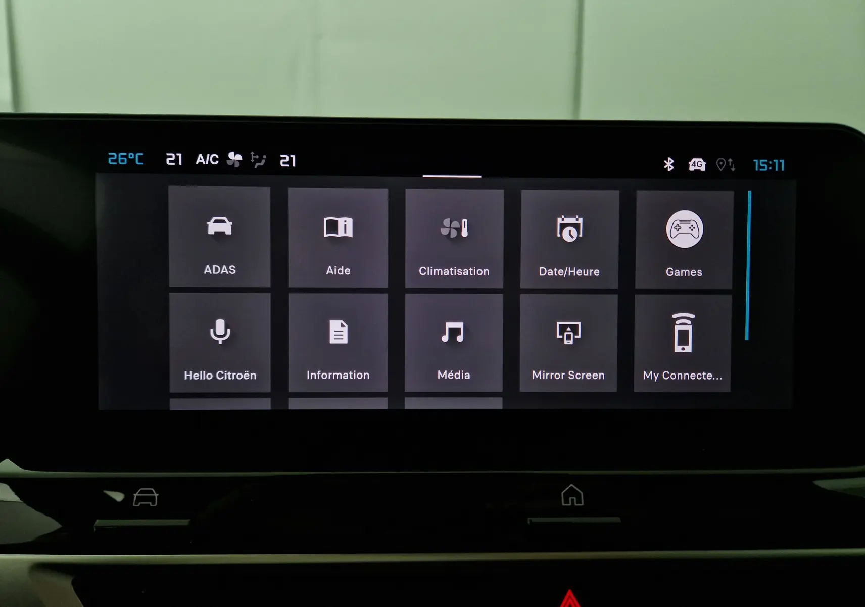 Écran tactile central de la Citroën C4 1.2 Hybrid 136 e-DSC6 Max 2025 affichant les options de climatisation et multimédia.