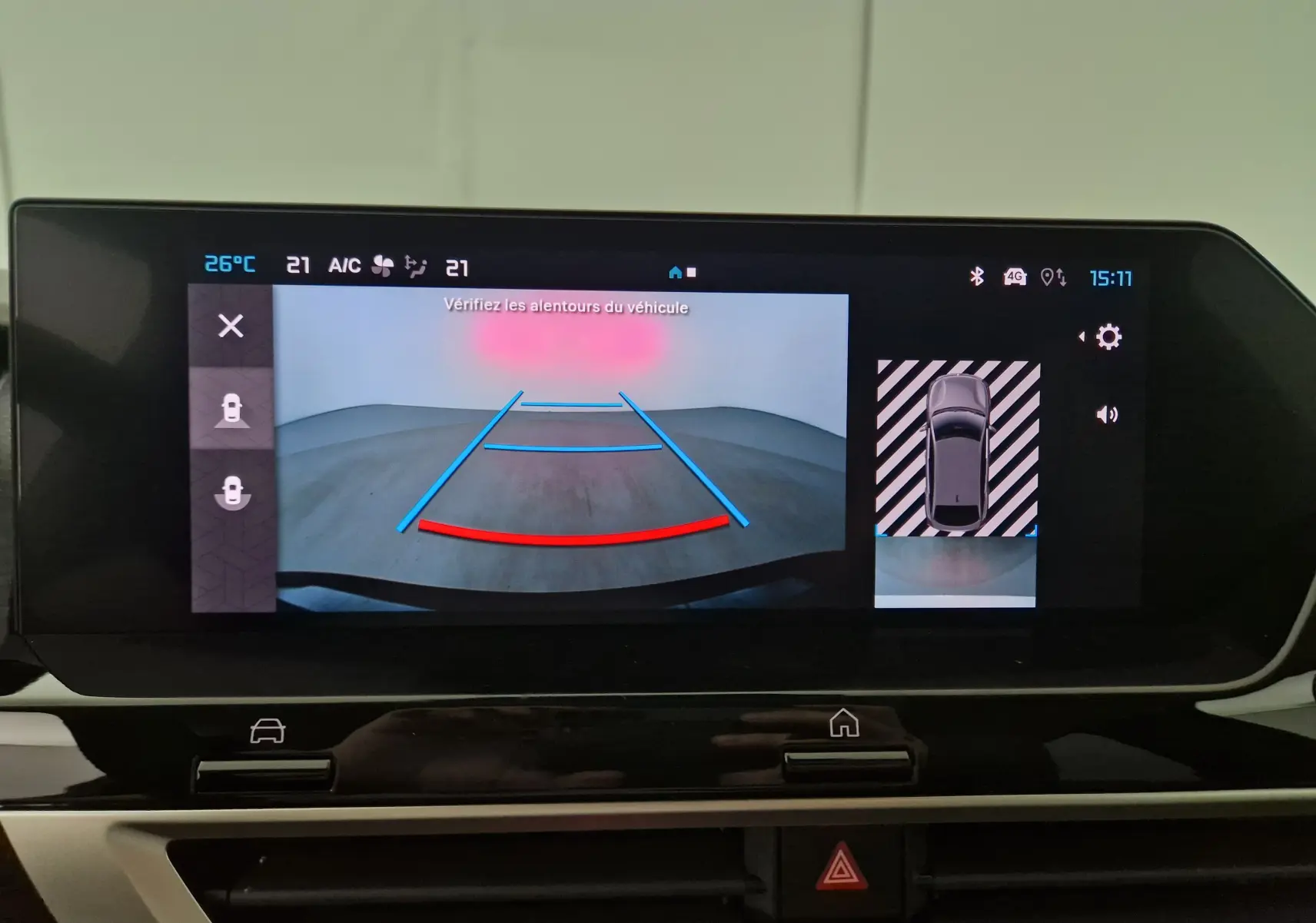 Écran central de la Citroën C4 1.2 HYBRID 136 e-DSC6 MAX noir 2025 montrant la caméra de recul avec guidage de trajectoire.