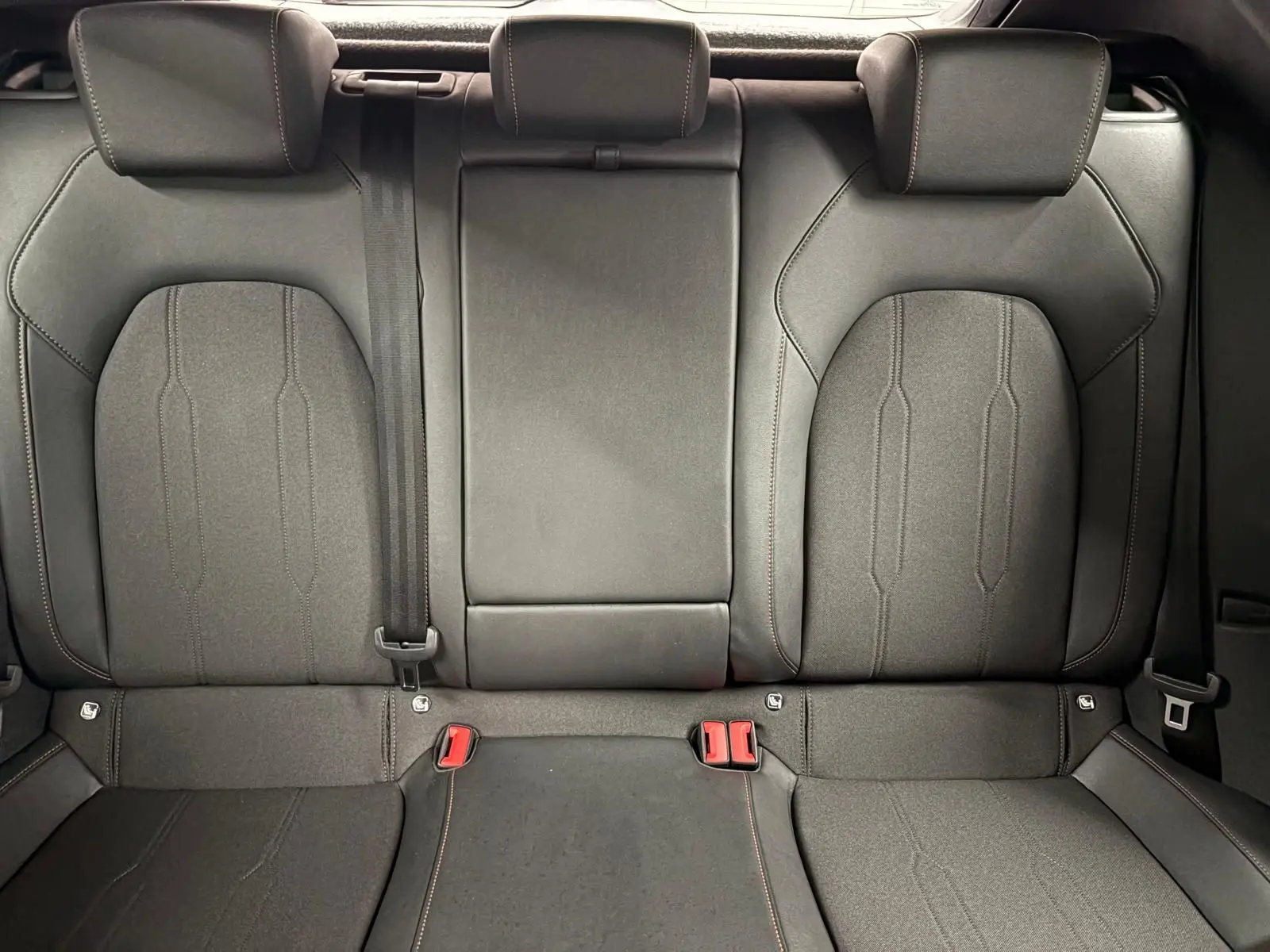 Vue rapprochée des sièges arrière noirs avec surpiqûres cuivrées de la CUPRA Leon 2025, version Ph.2.