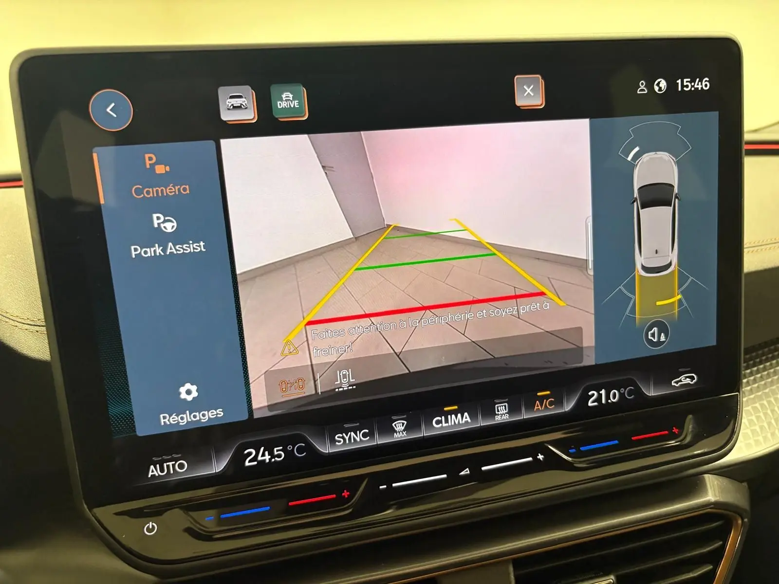 Écran tactile du système Park Assist de la CUPRA Leon 2025 montrant la caméra de recul et les alertes de stationnement.