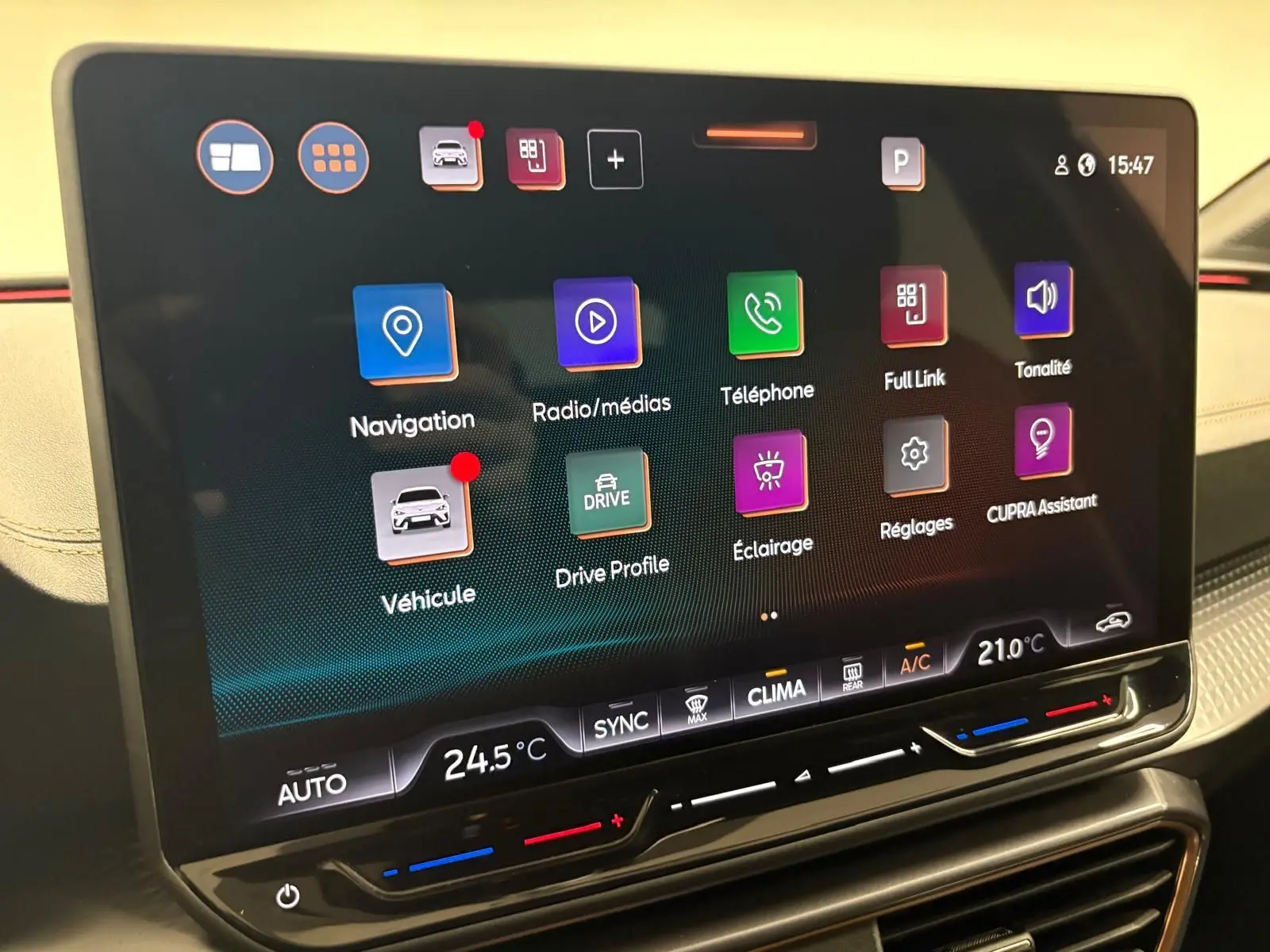Écran tactile central du CUPRA Leon 2025 affichant les menus de navigation, radio, téléphone et réglages climatiques.