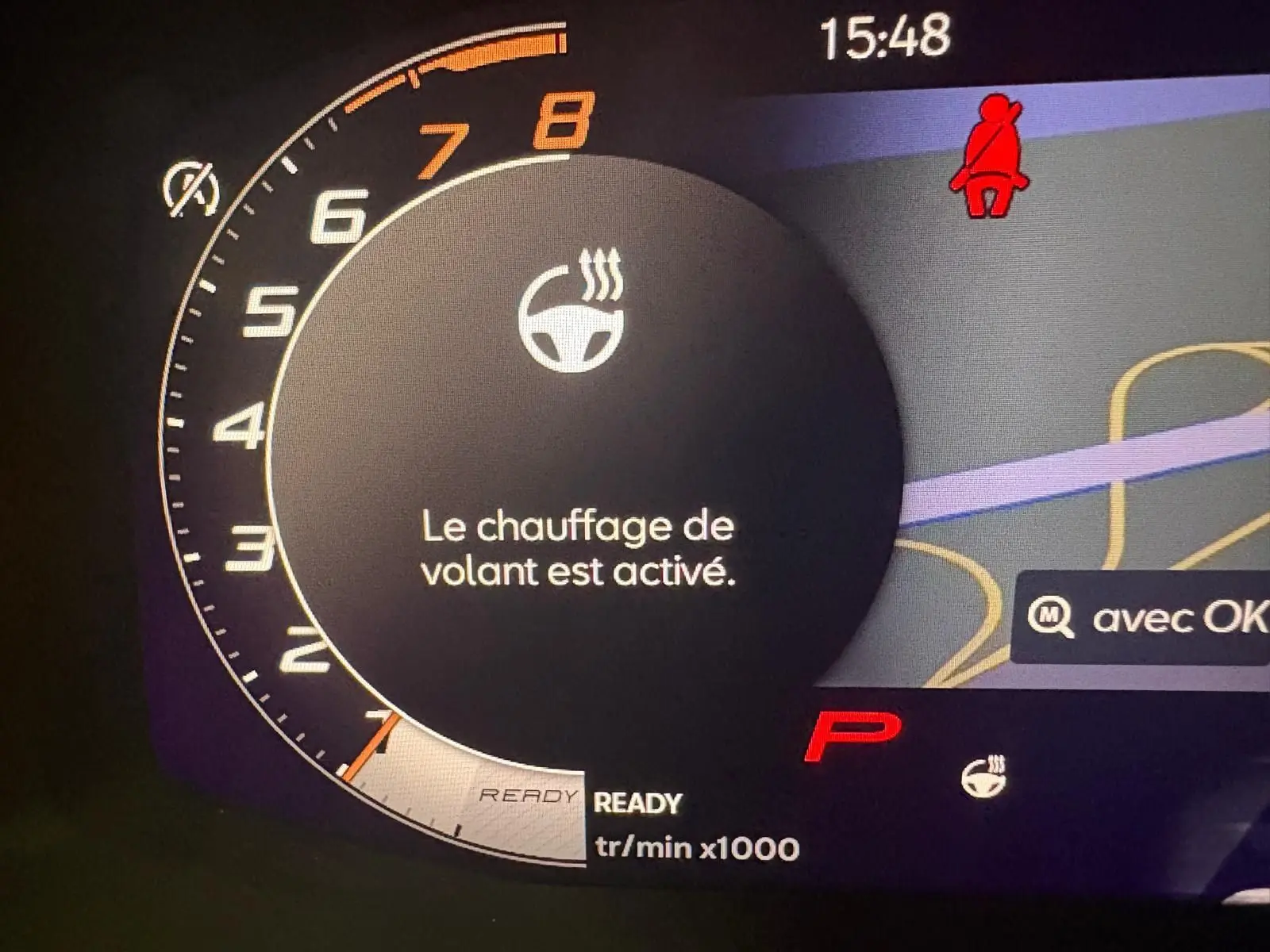 Affichage numérique du tableau de bord CUPRA Leon 2025 montrant l'activation du chauffage de volant.