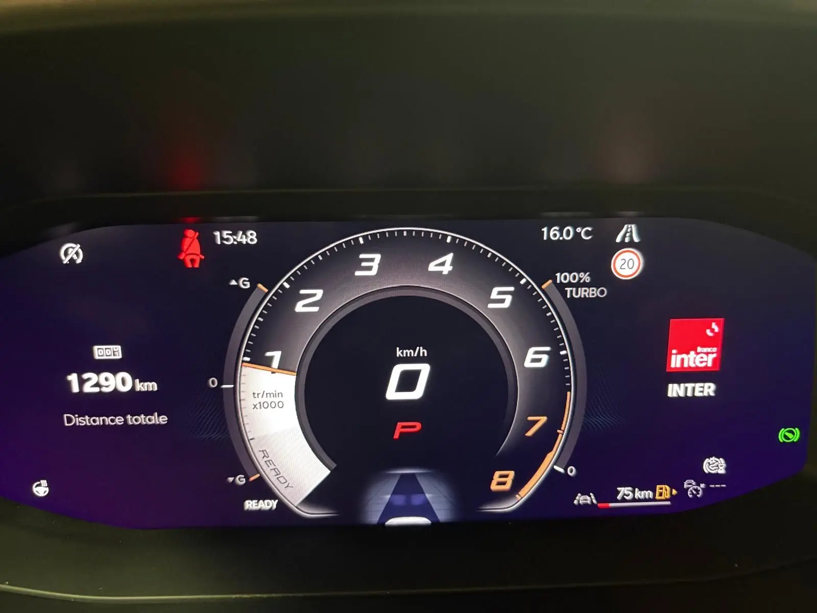 Tableau de bord numérique de la CUPRA Leon 2025, affichage central du compte-tours et vitesse à 0 km/h.