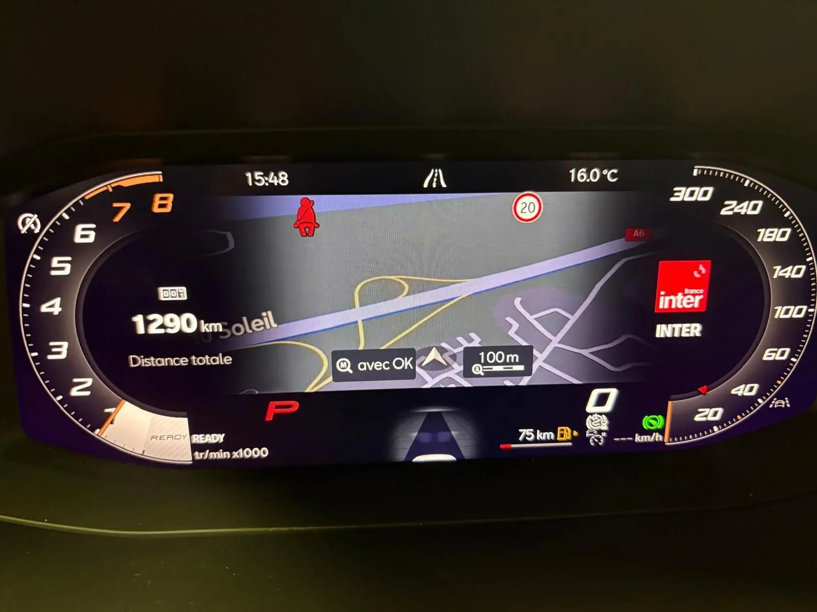 Affichage numérique du tableau de bord CUPRA Leon 2025, avec navigation intégrée et compte-tours en vue frontale.