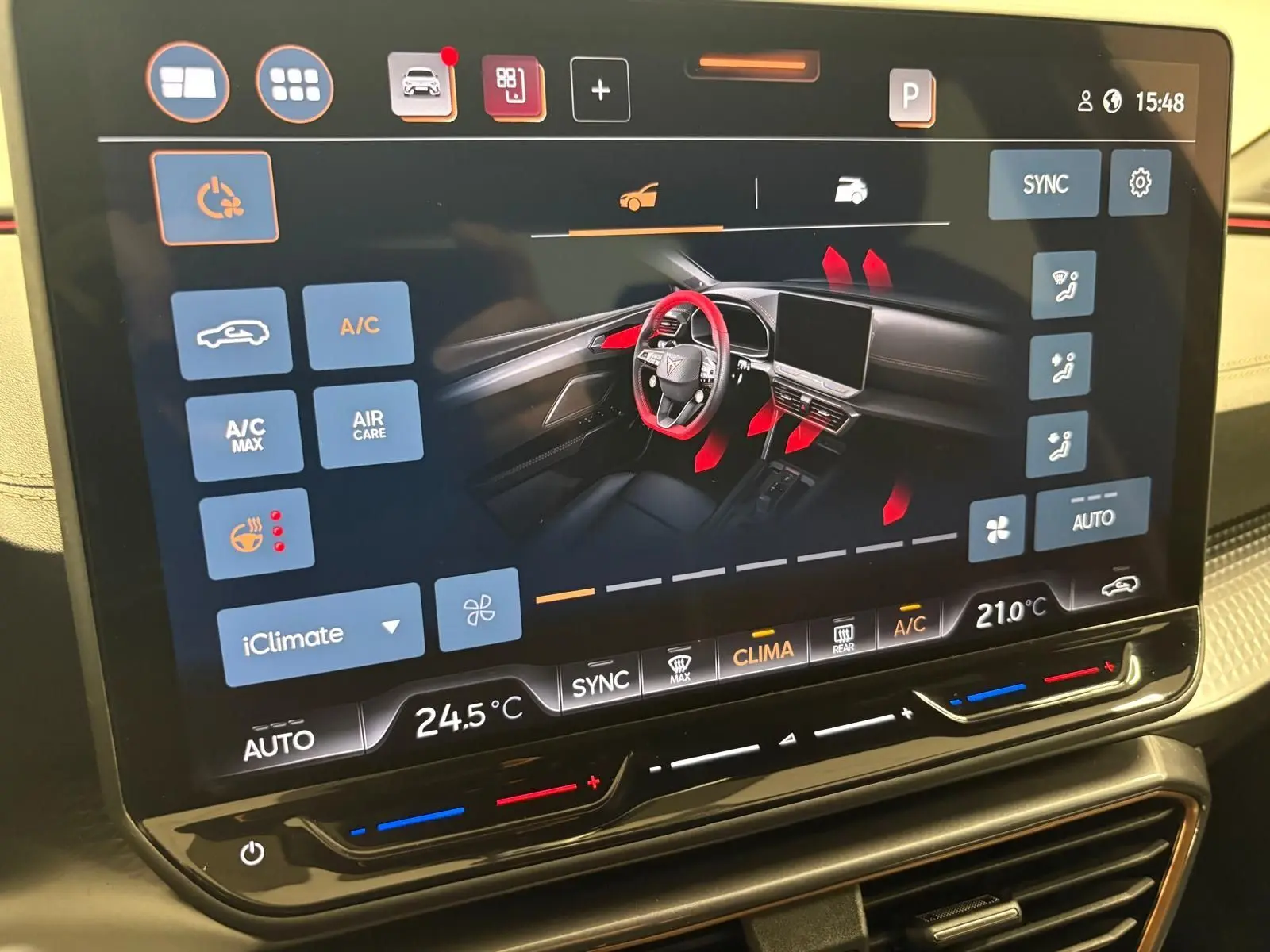 Écran tactile central affichant le réglage de la climatisation dans l'habitacle d'une CUPRA Leon 2025.