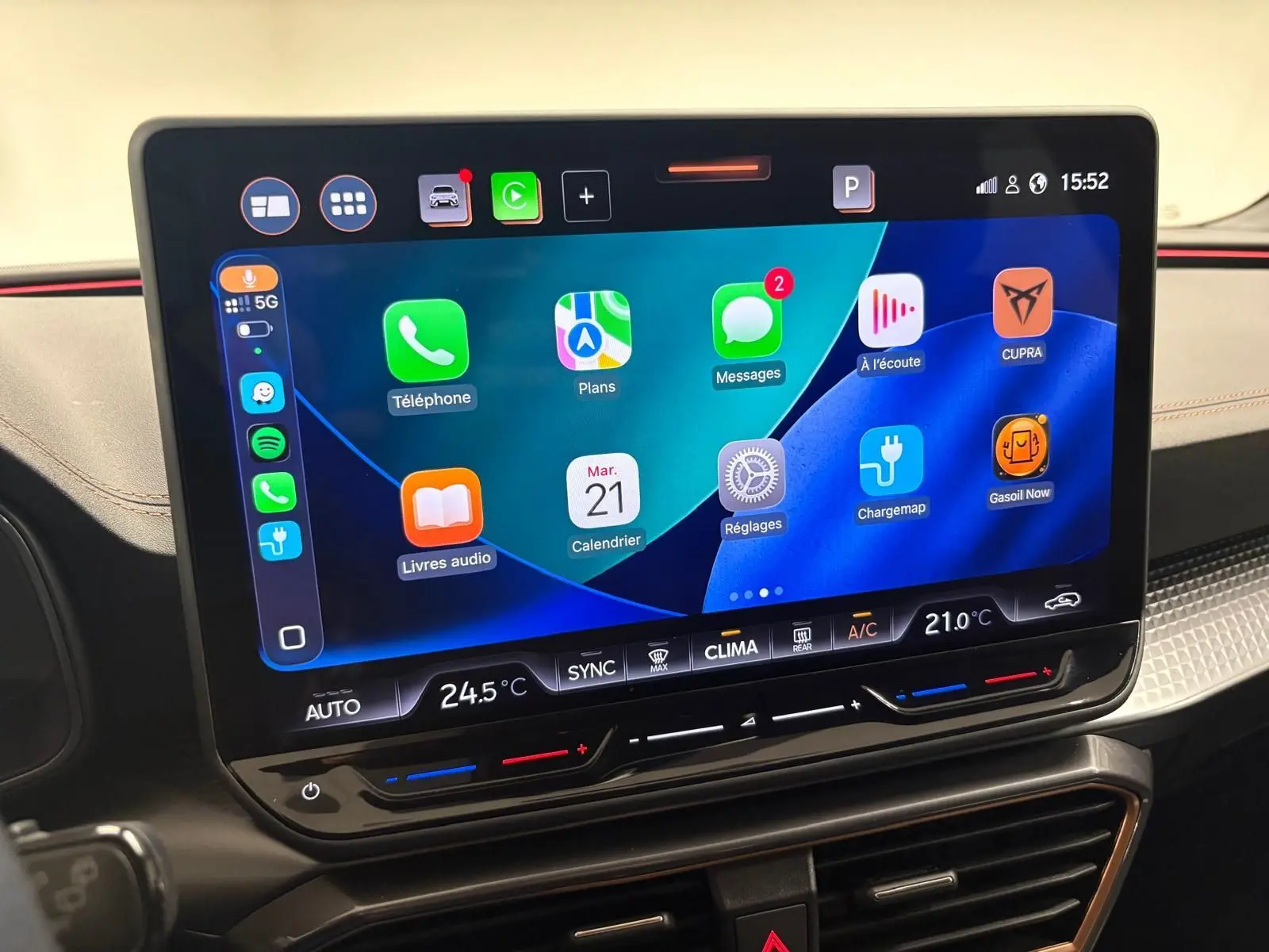 Écran tactile central de la CUPRA Leon 2025 affichant les applications connectées et commandes climatiques.