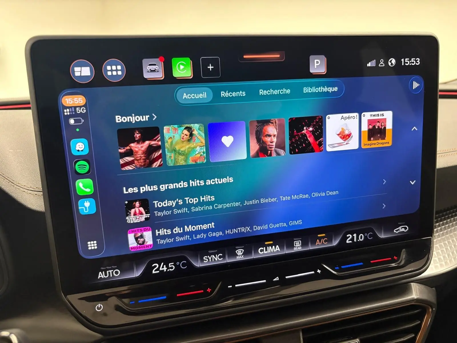 Écran tactile central du tableau de bord de la CUPRA Leon 2025, affichant l'interface multimédia et la climatisation.