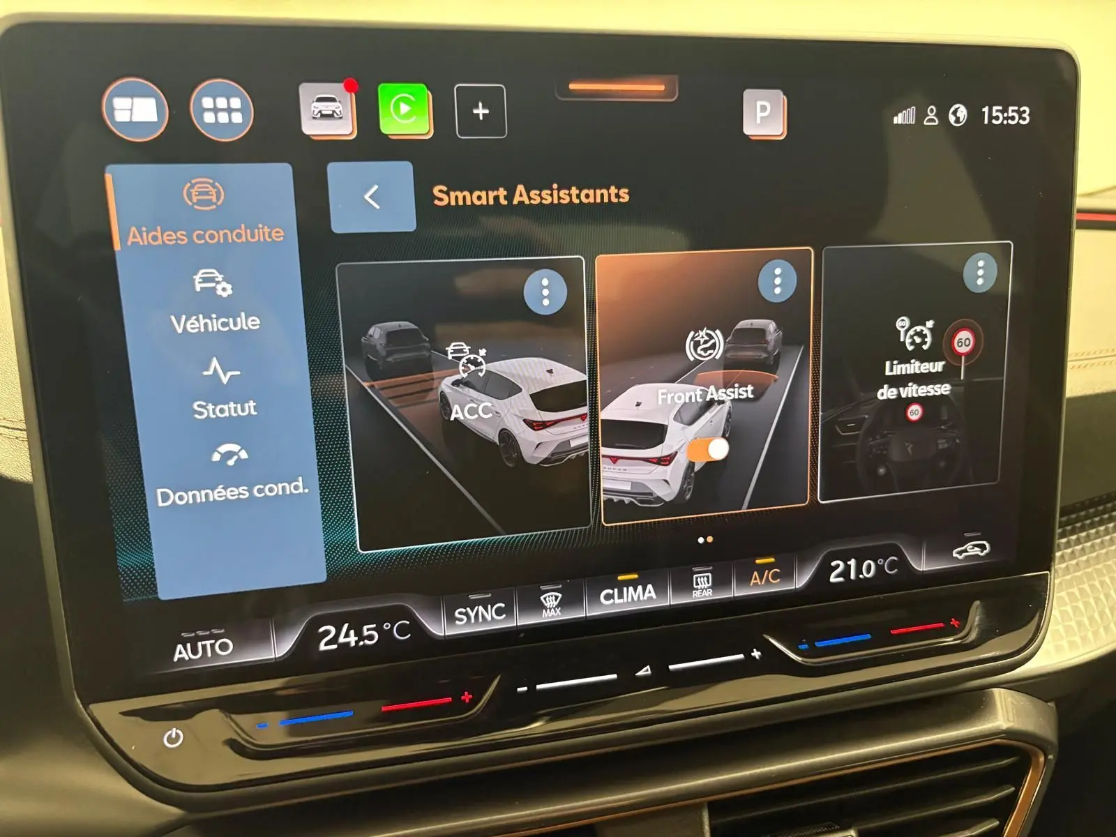 Écran tactile central affichant les assistants de conduite du CUPRA Leon 2025, interface moderne et claire.