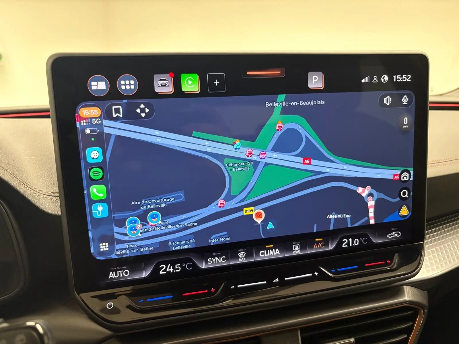 Écran central tactile du tableau de bord avec navigation active dans une CUPRA Leon 2025, ambiance intérieure moderne.