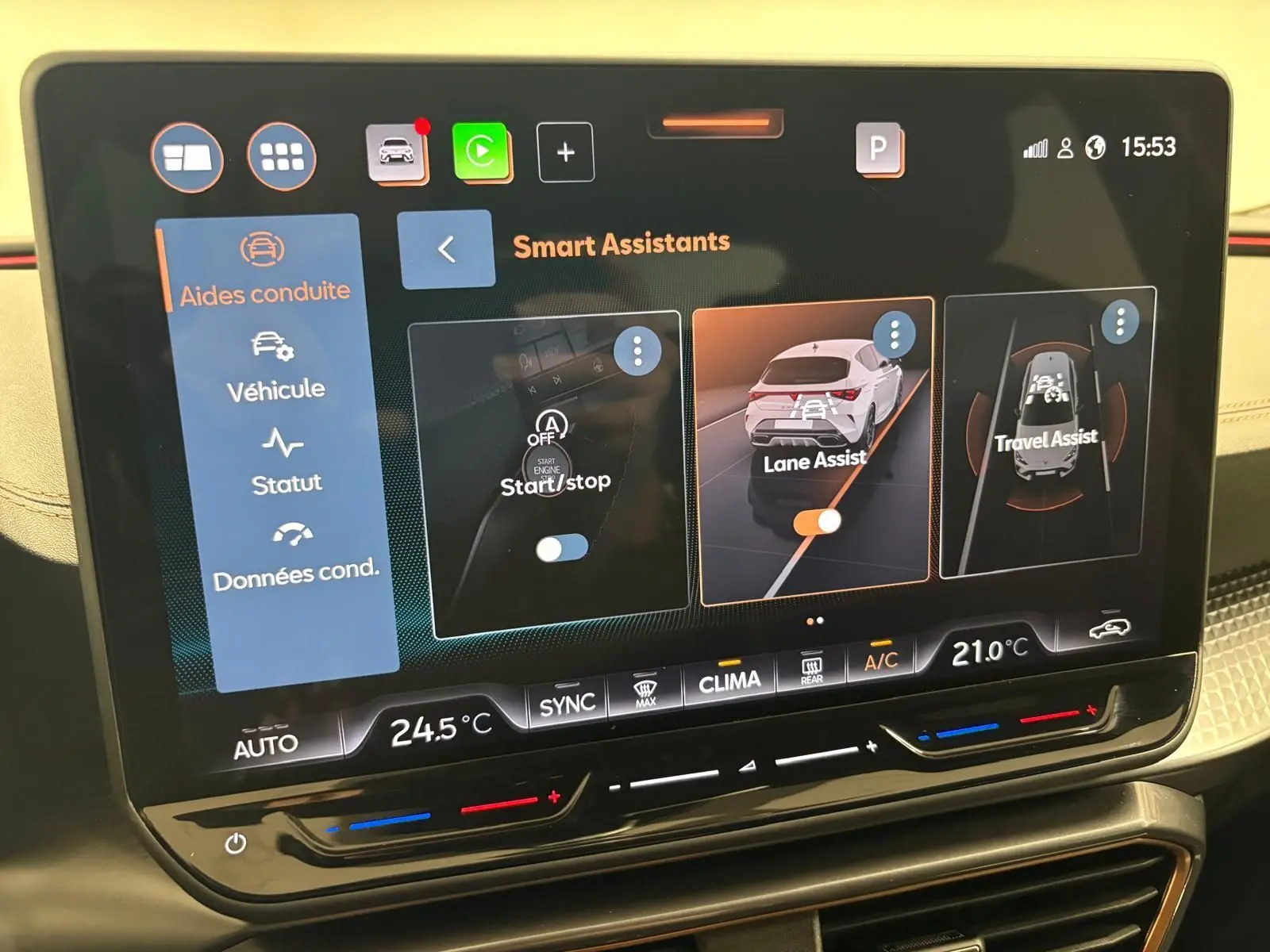 Écran tactile central du tableau de bord montrant les assistants de conduite activés dans une CUPRA Leon 2025.
