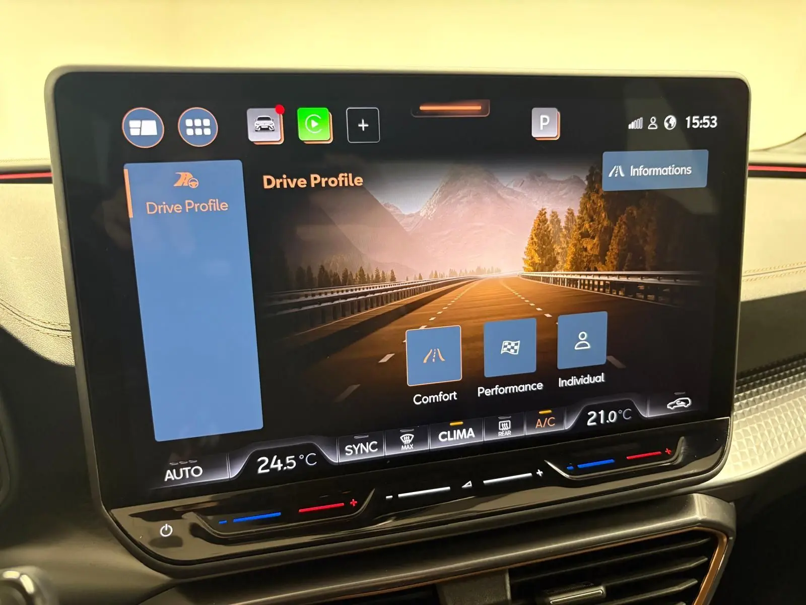 Écran tactile central du tableau de bord du CUPRA Leon 2025 affichant les profils de conduite et la climatisation.
