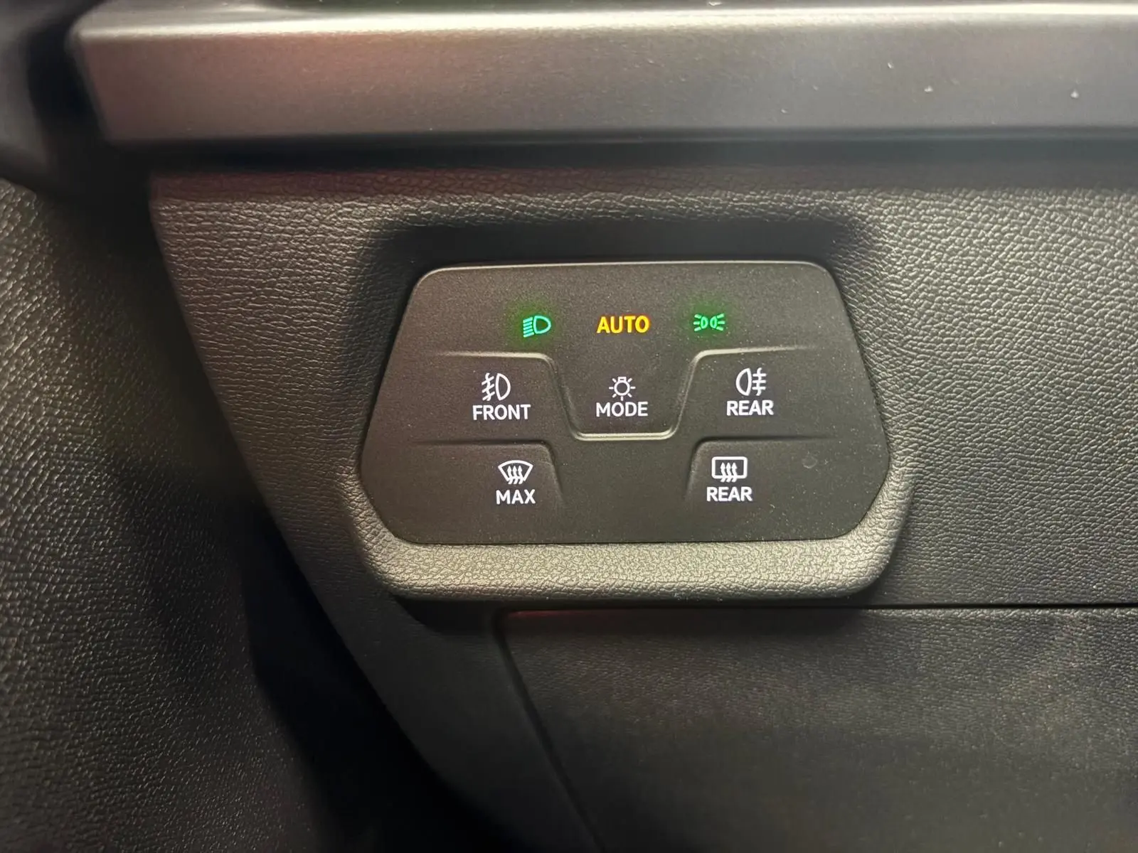 Panneau de commandes d’éclairage intérieur noir avec boutons rétroéclairés dans une CUPRA Leon 2025 gris Graphène.