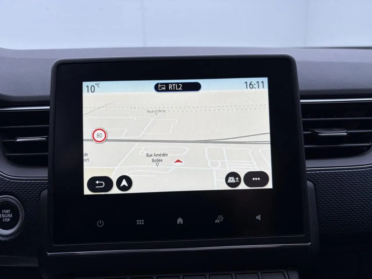 Écran tactile central du tableau de bord du Renault Arkana 2025 affichant la navigation GPS.