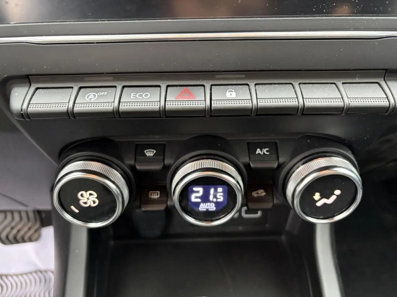 Gros plan sur les commandes de climatisation automatique du Renault Arkana 2025, avec affichage digital à 21,5°C.