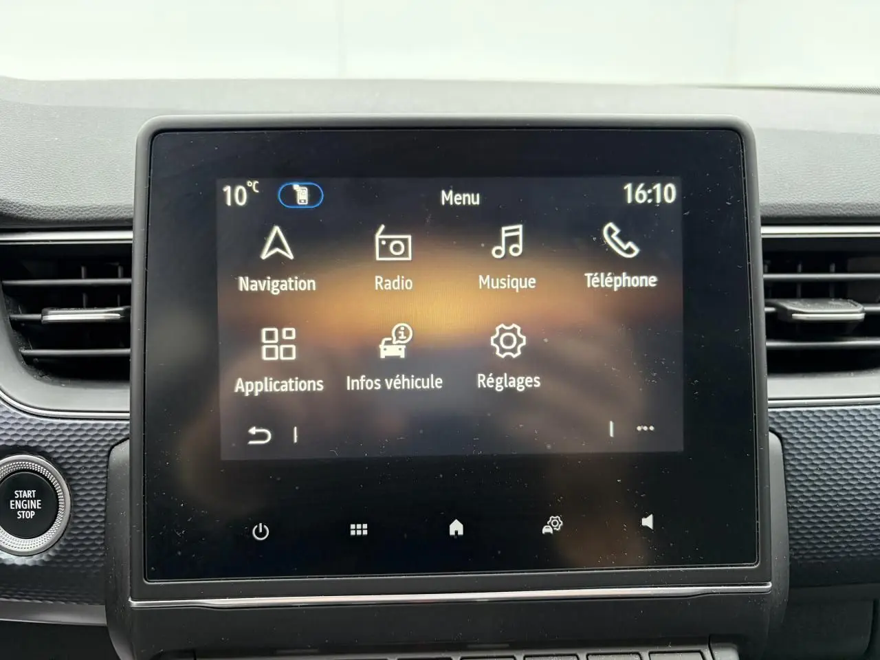 Écran tactile central du tableau de bord du Renault Arkana 2025 affichant le menu principal avec options connectées.