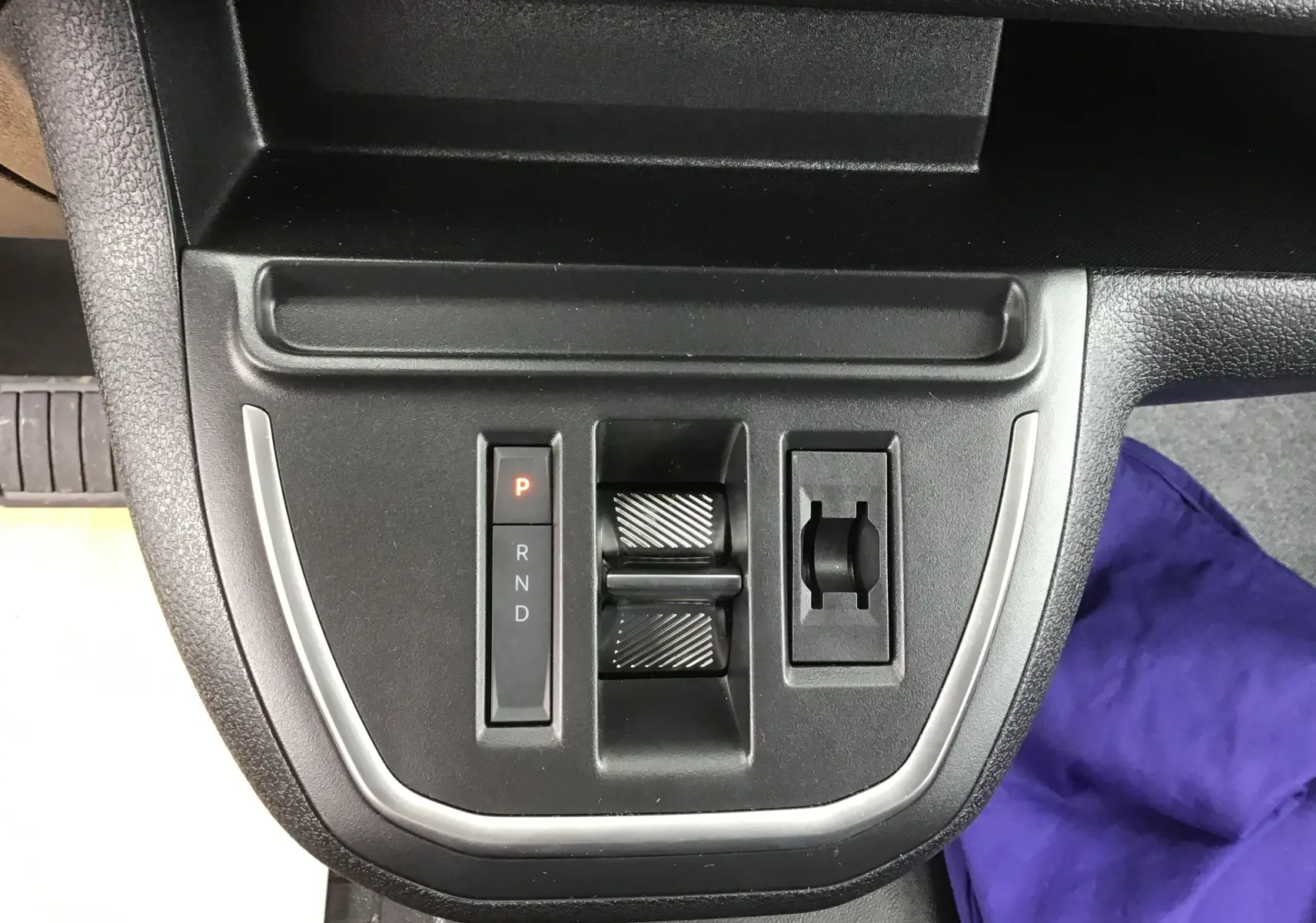 Gros plan sur la console centrale du Fiat Scudo Combi gris titane, montrant la commande de boîte automatique et les réglages adjacents.
