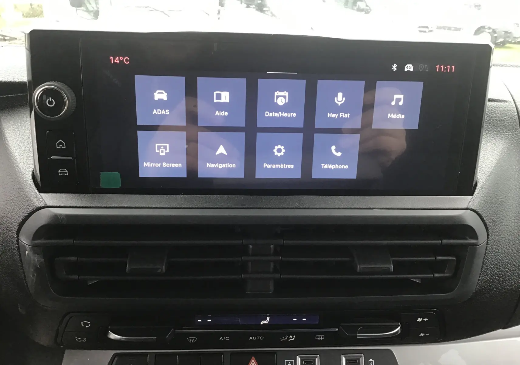 Écran tactile central du tableau de bord du Fiat Scudo Combi gris titane, affichant les options connectivité et navigation.