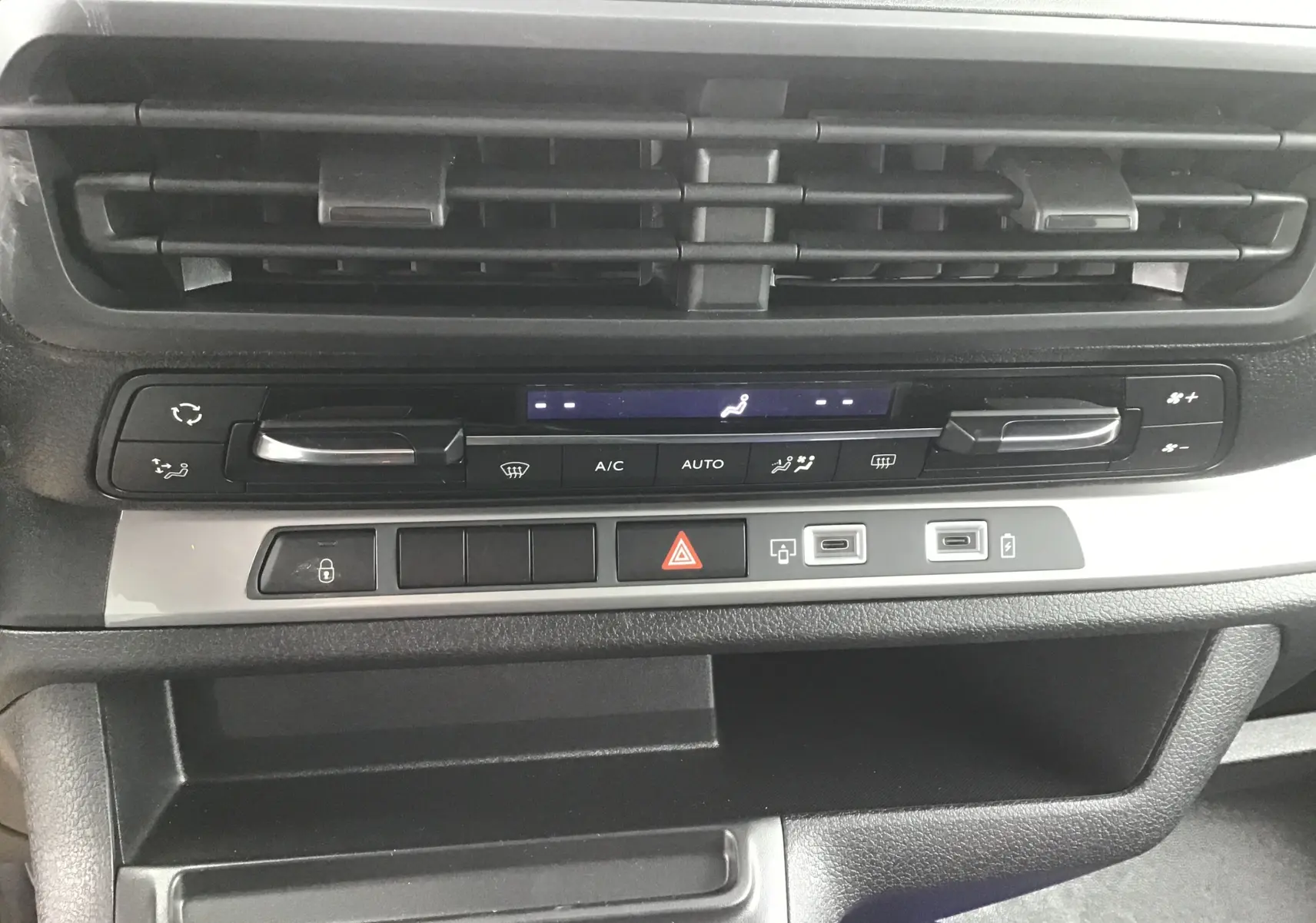 Détail du tableau de bord du Fiat Scudo Combi 2026 montrant les commandes de climatisation automatique et les ports USB.