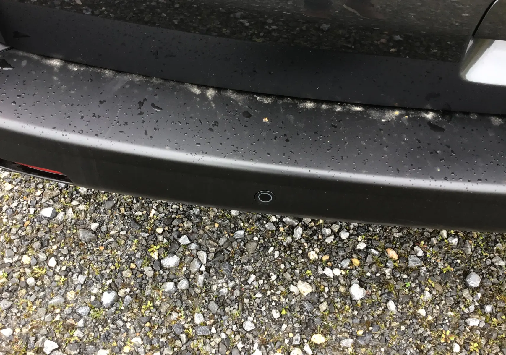 Gros plan sur le pare-chocs arrière gris titane du FIAT Scudo Combi avec capteur de recul visible.