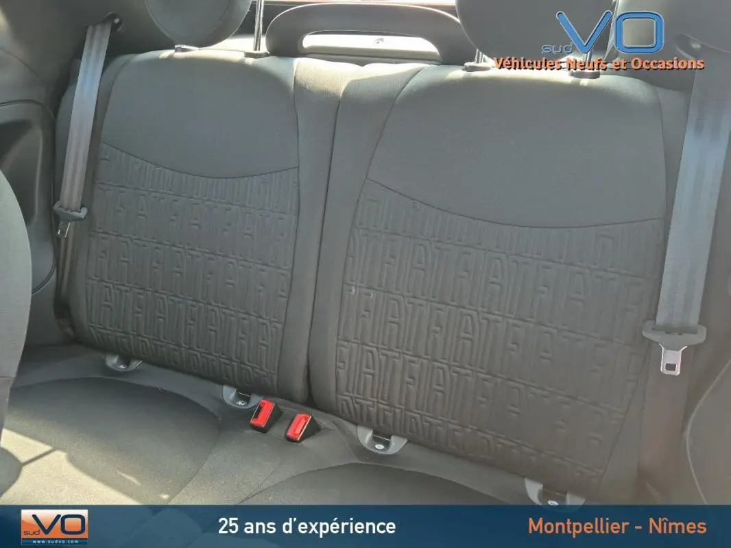 Vue rapprochée des sièges arrière noirs avec motifs FIAT embossés de la Fiat 500C 2024.