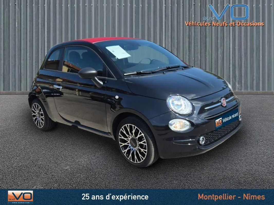 Fiat 500C noire vue 3/4 avant droit avec jantes alliage 15 pouces et toit rigide fermé.