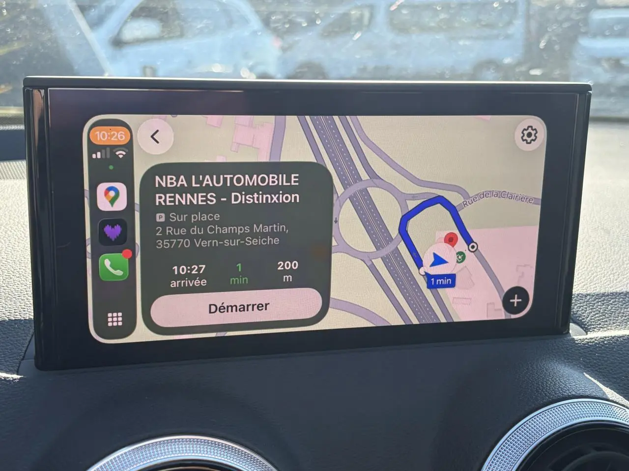 Écran central de navigation Apple Car Play dans Audi Q2 35 TFSI S-Line 2024, affichage GPS en intérieur.