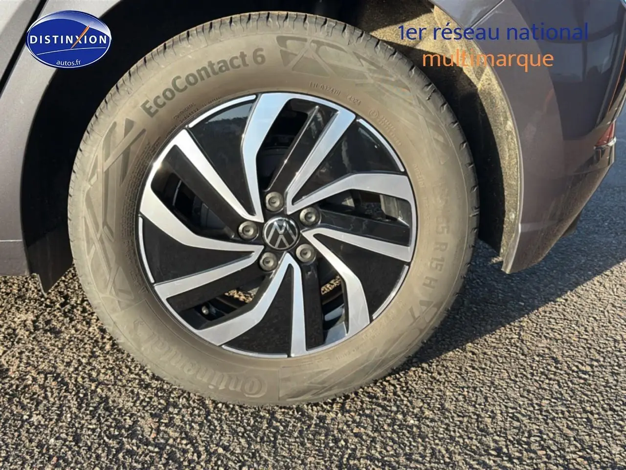 Gros plan sur la roue avant droite d'une Volkswagen Polo gris 2025 avec jante alu bicolore design moderne.